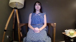 风骚的尤物人妻撅着屁股让大哥玩弄，直播给狼友看听狼友指挥淫声荡语不断